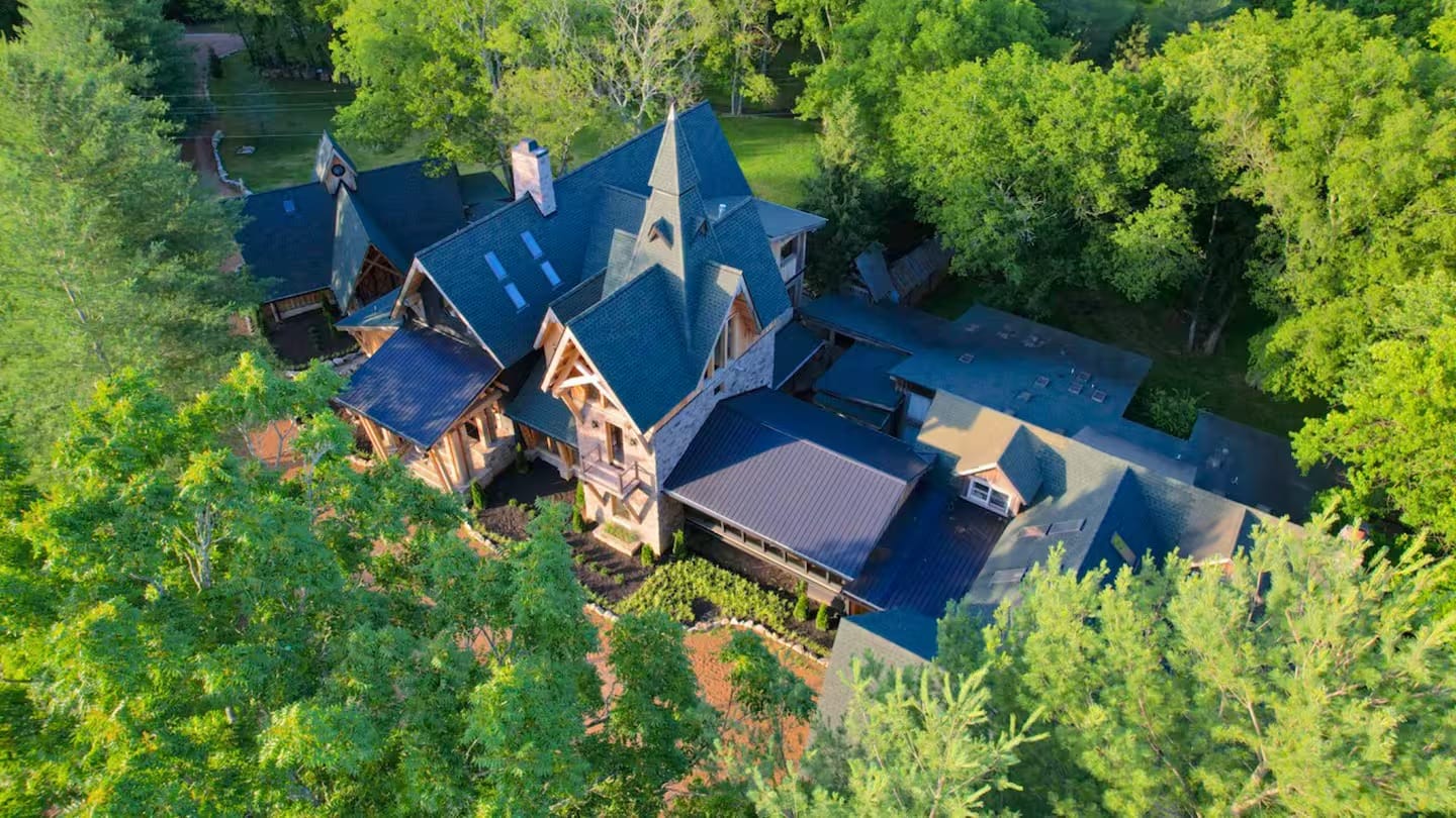 A Private Estate Wedding House Just Outside Nashville—Complete with an Event Barn, Scenic Views, and Room to Celebrate All Weekend Long